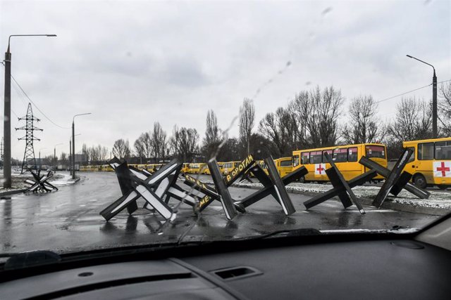 Obstáculos en una carretera que conecta con Mariupol