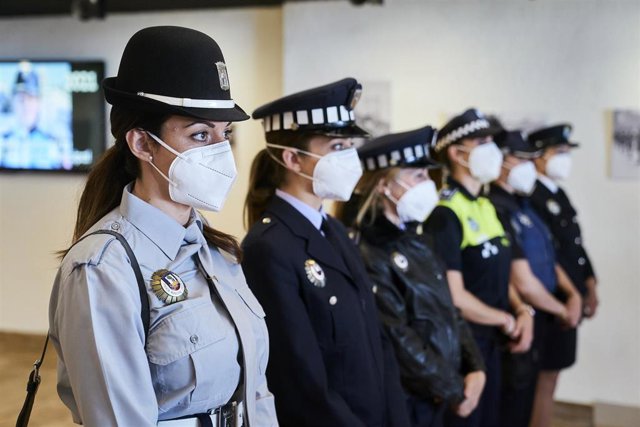 Archivo - Varias agentes de Policías Municipales mujeres posan en la exposición ‘50 Años de la mujer en la policía municipal'.