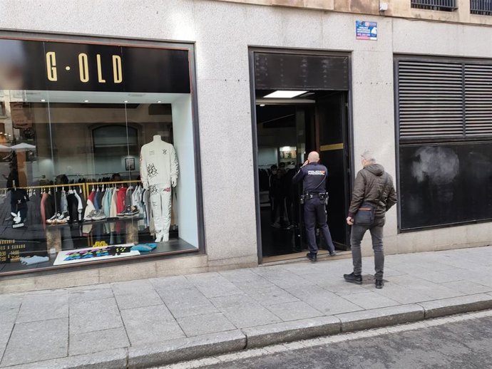 Agentes de la Policía Nacional a las puertas de la tienda donde grababan los estudiantes.