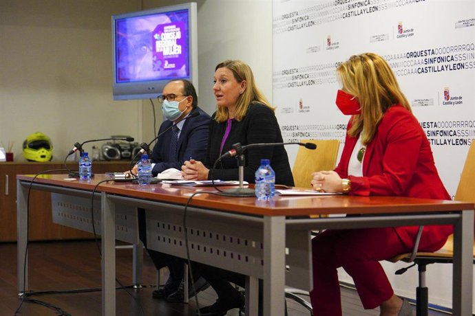 La consejera de Familia e Igualdad de Oportunidades en funciones, Isabel Blanco, en el centro en la rueda de prensa previa a la reunión del Consejo Regional de la Mujer.
