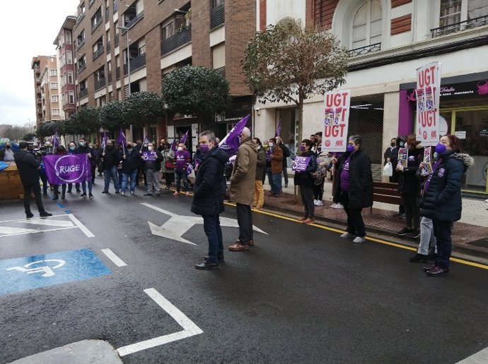 Concentración frente a la sede de UGT