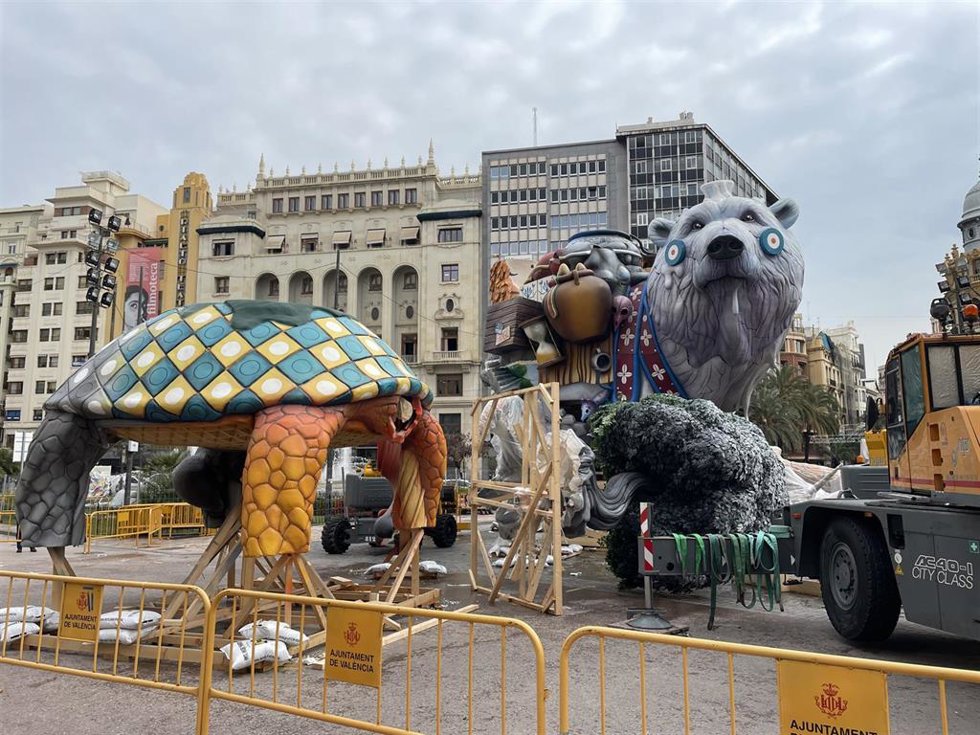 El artista fallero Alejandro Santaeullia ha empezado la plant de la falla municipal 2022, que este año lleva por título 'Protege lo que quieres' y está dedicada a la concienciación medioambiental.