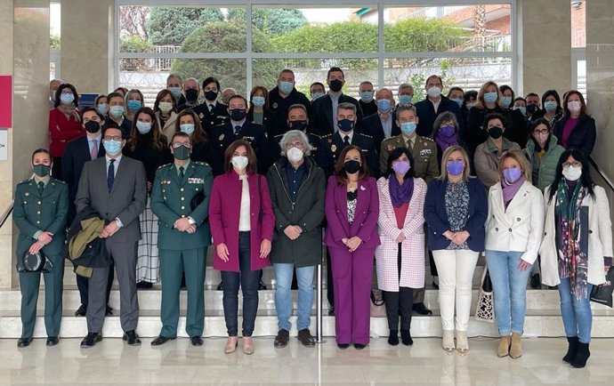 Asistentes al acto organizado en la Subdelegación con motivo del 8M.