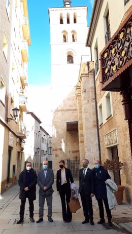 Los responsables de la Junta de Castilla y León, la Fundación Iberdrola y la Fundación Santa María la Real, durante la visita.