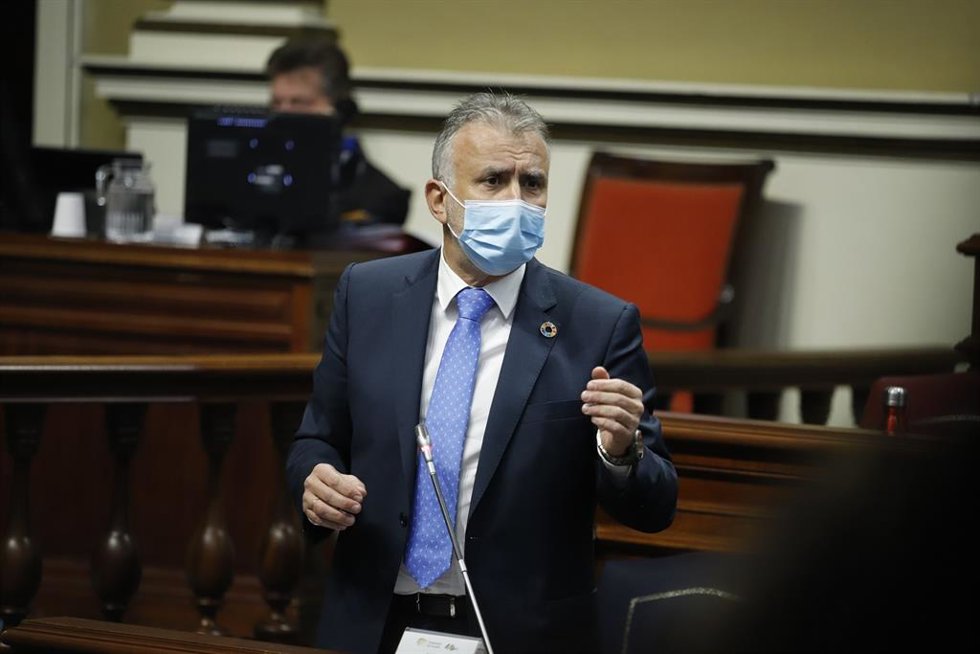 Archivo - El presidente de Canarias, Ángel Víctor Torres, interviene en la sesión de control al Gobierno en el Pleno del Parlamento de Canarias