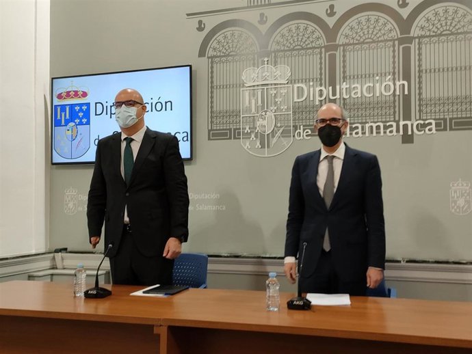 El presidente de la Diputación de Salamanca, Javier Iglesias (d), y el delegado de Fomento, Carlos García Sierra (i), en La Salina.