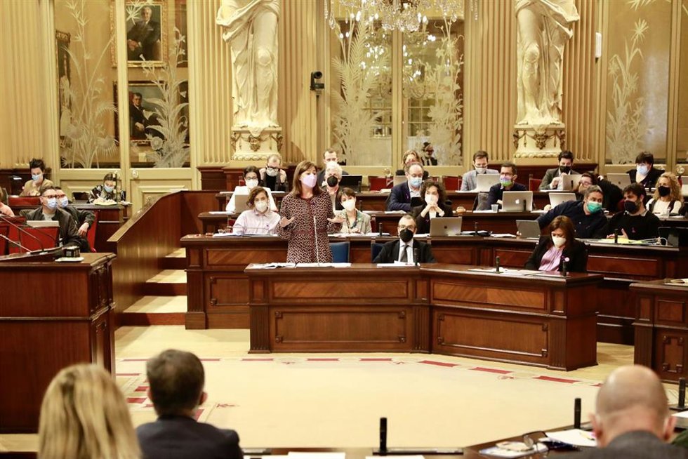 La presidenta del Govern, Francina Armengol, durante el pleno de este martes.