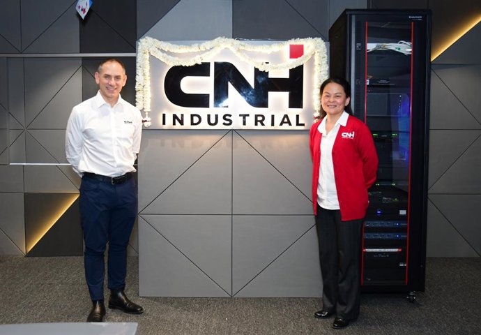 Marc Kermisch, director de Información y Publicidad de CNH Industrial, y Chun Woytera,  presidenta de CNH Industrial en Asia y el Pacífico.