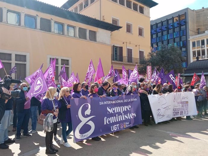 Concentración conjunta en Palma de los sindicatos UGT y CCOO por el Día de la Mujer.