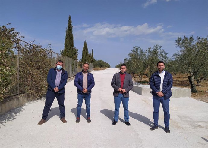 Olmo (2 dcha.) y Maestre (dcha.), en el camino de 'La Trinidad', en San Sebastián de los Ballesteros.