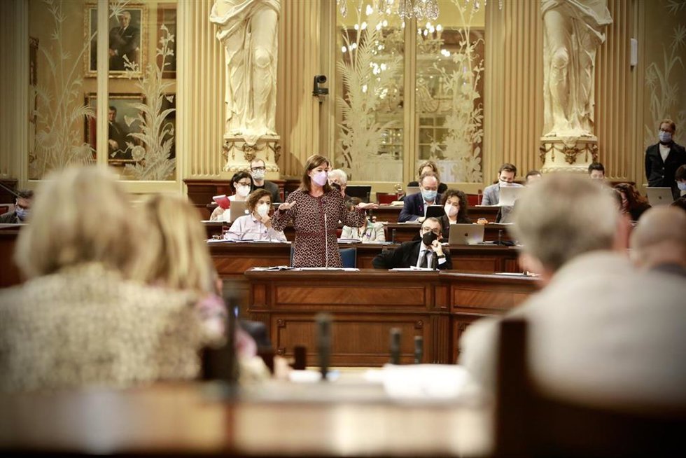 La presidenta del Govern, Francina Armengol, frente a la bancada del PP en el Parlament.