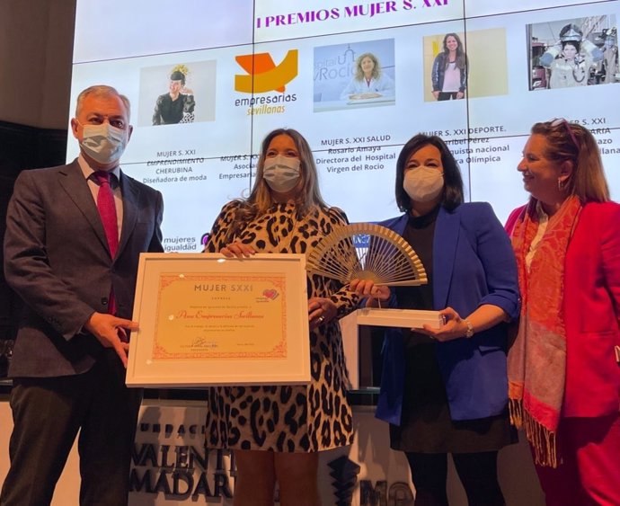 La presidenta del PP de Sevilla, Virgina Pérez (segunda por la izquierda), en los Premios Mujer Siglo XXI.