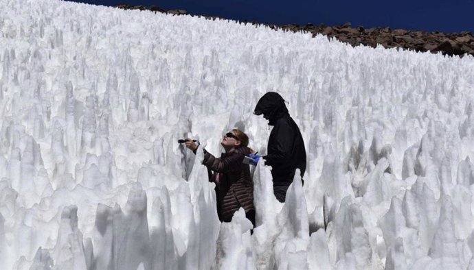 Solon y Steckel se aventuran en un laberinto gigante y congelado de púas heladas parecidas a estalagmitas llamadas penitentes.