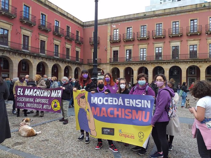 Manifestantes se concentran en la plaza Mayor de Gijón por una igualdad efectiva entre mujeres y hombres