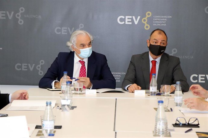 El presidente de la Confederación Empresarial de la Comunitat Valenciana (CEV), Salvador Navarro, (d) y el de la Confederación Empresarial de Madrid (CEIM), Miguel Garrido, han mantenido un encuentro este martes en Valncia