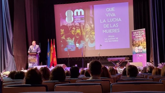 El presidente del Principado, Adrián Barbón, en el acto institucional del Día Internacional de las Mujeres 2022, celebrado en la Casa de la Cultura de Moreda, en Aller.