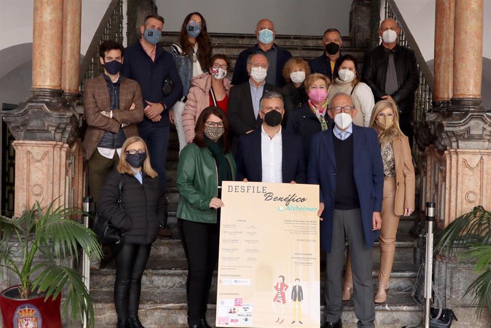 Francisco Ángel Sánchez (centro), en la presentación del cartel del desfile benéfico de Alzheimer Córdoba.