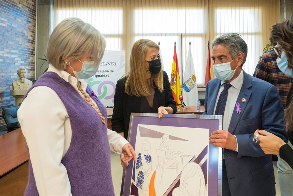 El presidente de Cantabria, Miguel Ángel Revilla, entrega el Premio Mujer Referente de Polanco a Irene Pelayo