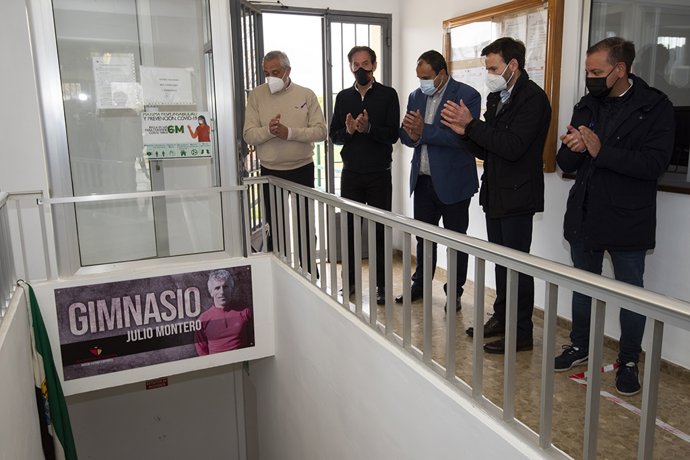 El presidente de la Diputación de Cáceres y el hermano de Julio Montero, entre otros, asisten a la colocación de su nombre al gimnasio del complejo deportivo El Cuartillo