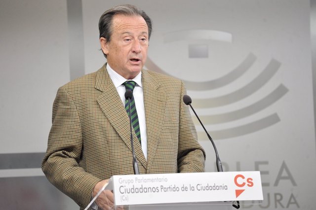El diputado de Ciudadanos en la Asamblea de Extremadura Fernando Baselga, en rueda de prensa tras la Junta de Portavoces
