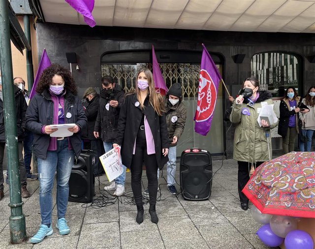 Las representantes de CCOO y UGT durante la concentración conjunta con motivo del 8M.