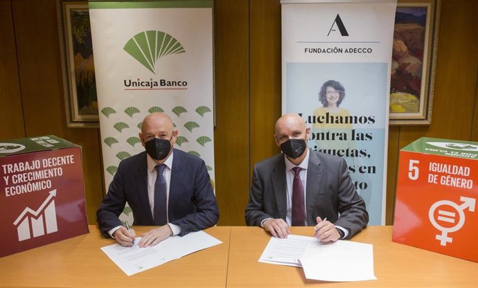 Acto  de  la  firma, de izquierda a derecha, el Director de Relaciones Institucionales e Imagen de Unicaja Banco, Fernando Ríos, y el Director Regional de la Fundación Adecco en Andalucía Oriental, Miguel Ángel de Pedro.