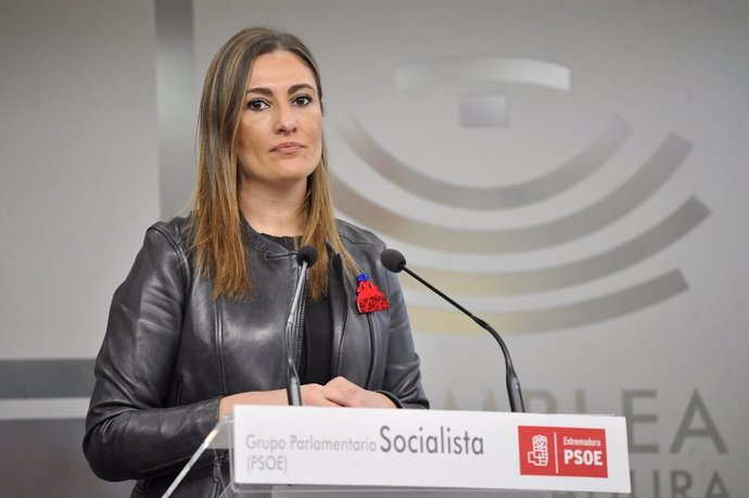 La portavoz del Grupo Socialista en la Asamblea de Extremadura, Lara Garlito, en rueda de prensa tras la Junta de Portavoces