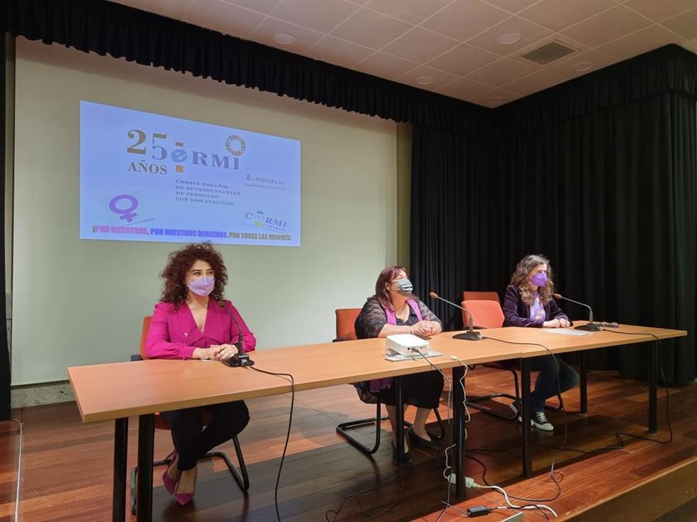 La adjunta de Igualdad y Violencia de Género de la Diputación del Común, Beatriz Barrera; la directora del Instituto Canario de Igualdad (ICI), Kika Fumero, y la presidenta de la Comisión de Igualdad y Mujer de CERMI Canarias, Sandra Santana