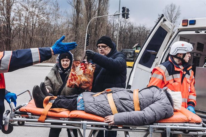Una anciana es trasladada en ambulancia, a 7 de marzo de 2022, en Irpin (Ucrania)