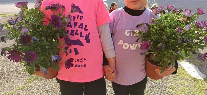 Dos niños de un centro educativo de Baleares, en una actividad con motivo del 8M.