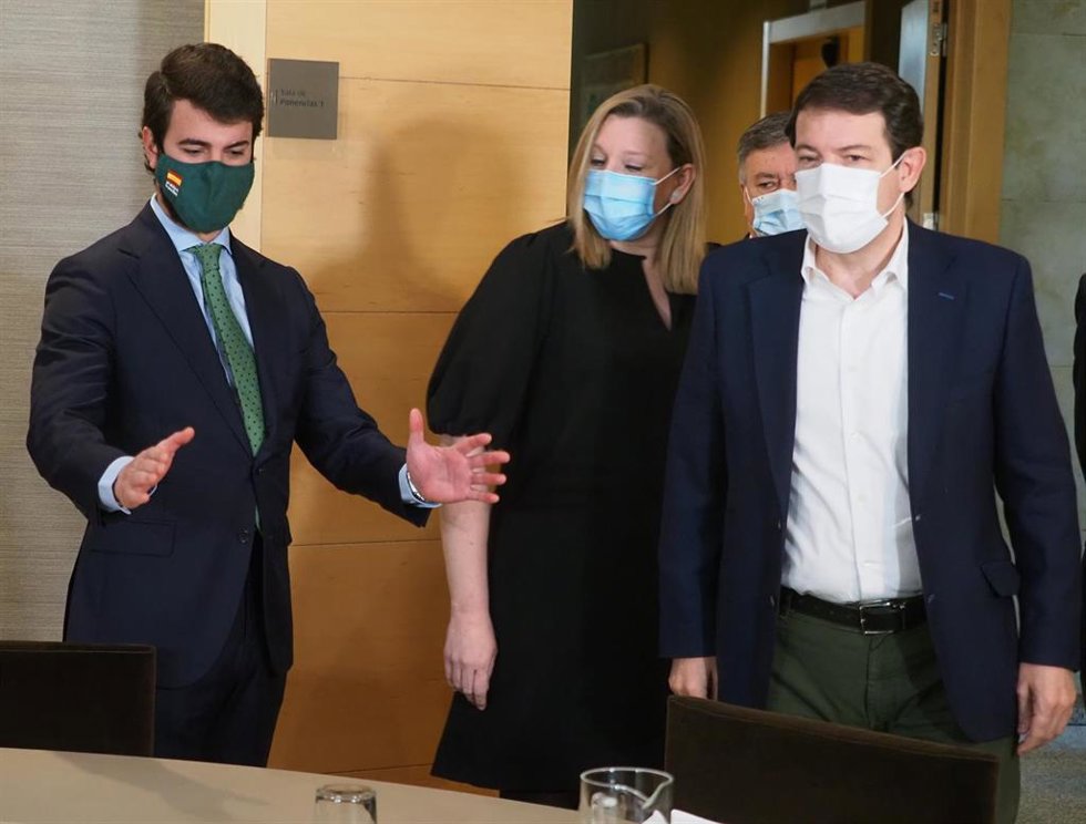 Imagen de archivo de García-Gallardo junto a Fernández Mañueco en su primera reunión en la ronda negociadora