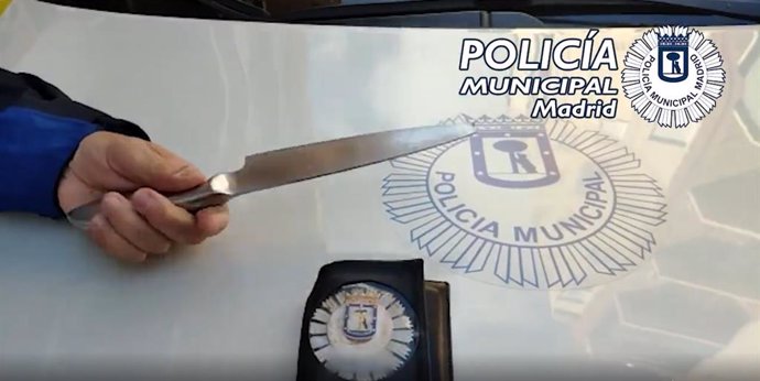 Detenido un hombre por lanzar un cuchillo de grandes dimensiones su compañero de piso en Carabanchel