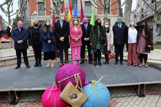 Las autoridades durante la celebración del acto institucional del Día Internacional de la Mujer celebrado en la ciudad de León.