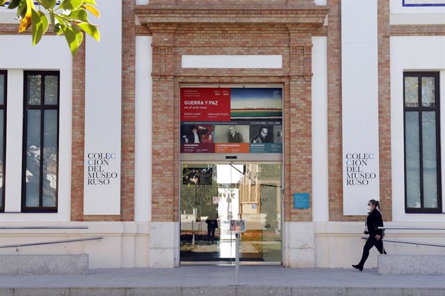 Varias personas pasan por delante de la fachada de la Colección del Museo Ruso 