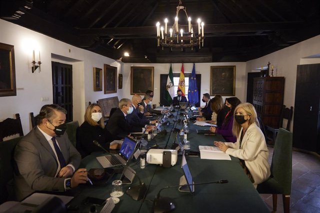 Detalle de la mesa con los consejeros durante el Consejo de Gobierno de la Junta de Andalucía en el Monasterio de Santa María de la Rábida, a 8 de marzo de 2022 en Huelva (Andalucía, España)