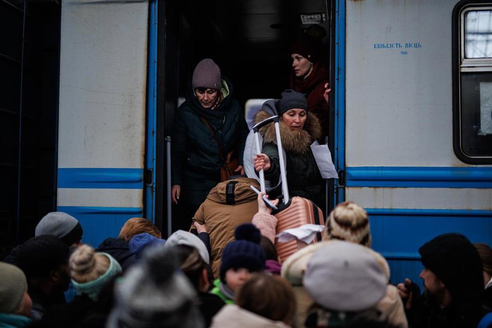 Varias personas suben al tren a 4 de marzo de 2022 en la estación de tren de Lviv (Ucrania).