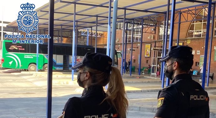 Dos agentes de la Policía Nacional en la estación de autobuses de Málaga