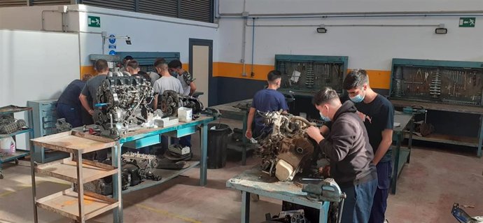 Archivo - Una de las tiitulaciones de FP Dual en la provincia de Huelva, foto de archivo