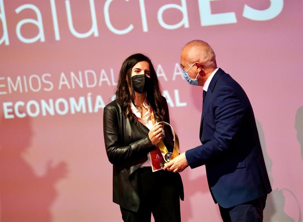 El viceconsejero de Empleo, Miguel Ángel García, entrega el galardón a Débora Rubio, de Createc 4