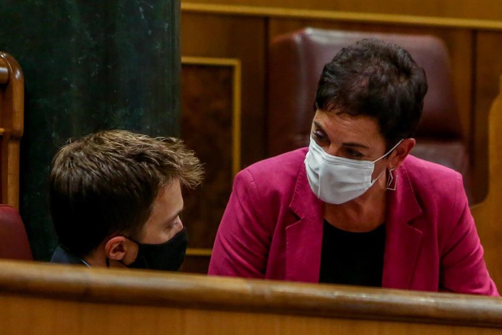 Archivo - La portavoz de EH Bildu en el Congreso de los Diputados, Mertxe Aizpurua, habla con el líder de Más País, Íñigo Errejón, durante una sesión plenaria en el Congreso