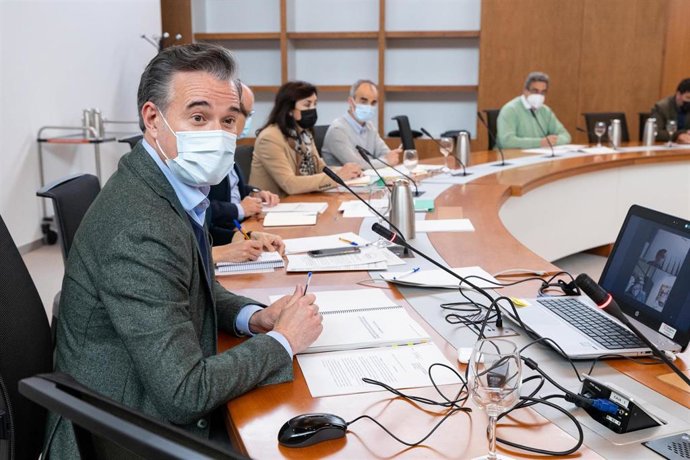El consejero de Urbanismo y Equipamientos, Víctor Serrano, se reúne con los grupos municipales para tratar la futura Ordenanza de Contaminación Acústica.