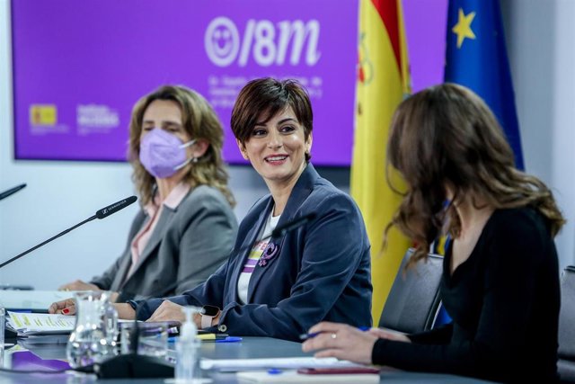 (I-D) La vicepresidenta tercera y ministra para la Transición Ecológica y el Reto Demográfico, Teresa Ribera; la ministra Portavoz, Isabel Rodríguez; y la ministra de Igualdad, Irene Montero, comparecen tras el Consejo de Ministros en Moncloa, a 8 de marz