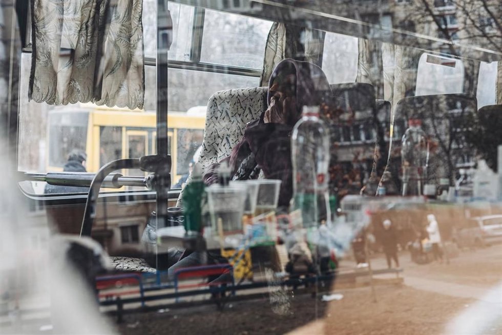 Una mujer en un autobús, a 7 de marzo de 2022, en Kiev (Ucrania). 