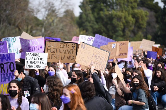 Diverses persones amb cartells participen en una manifestació estudiantil feminista pel 8M, Dia Internacional de la Dona, a 8 de mar de 2022, a Valncia, Comunitat Valenciana (Espanya). 