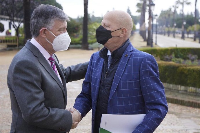 El Alcalde de Palos de la Frontera, Carmelo Romero, (i) recibe al consejero de Educación y Deportes, Javier Imbroda, (d) durante el Consejo de Gobierno de la Junta de Andalucía en el Monasterio de Santa María de la Rábida, a 8 de marzo de 2022 en Huelva