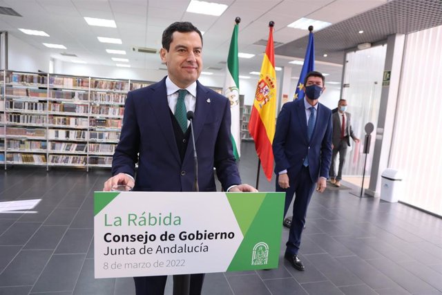 El presidente de la Junta de Andalucía, Juanma Moreno, en rueda de prensa tras el Consejo de Gobierno celebrado en La Rábida