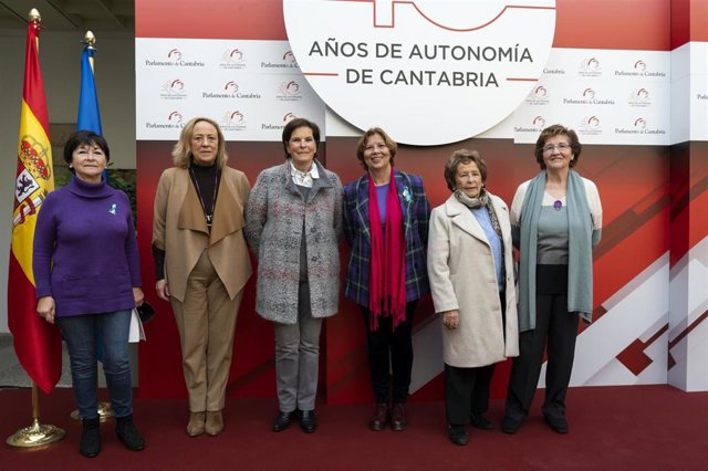 Mesa redonda 'Cantabria en Femenino' celebrada en el Parlamento de Cantabria por el Dia de la Mujer