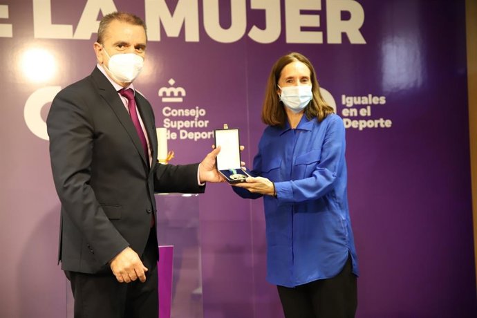 El presidente del CSD, José Manuel Franco, entrega a Patricia Campos la Medalla de Oro del Mérito Deportivo.