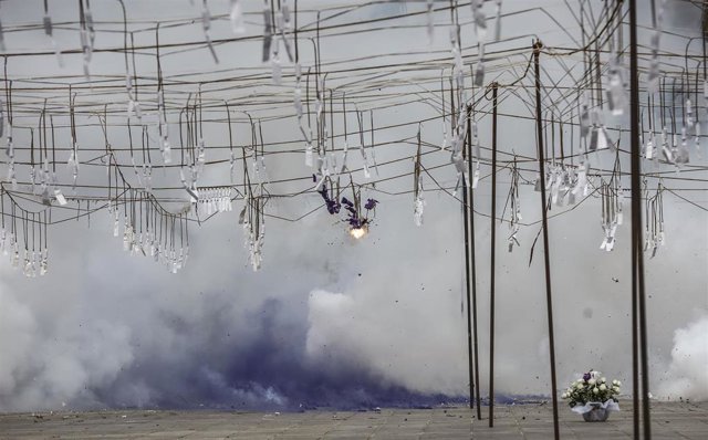 Humo de la mascletá de la Pirotecnia Martí de color morado en homenaje al 8M, Día Internacional de la Mujer, en el Ayuntamiento de Valencia, a 8 de marzo de 2022, en Valencia, Comunidad Valenciana (España). 
