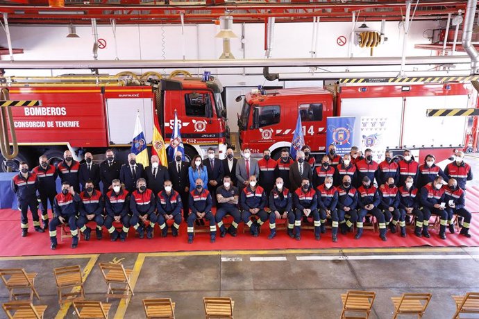 Foto de familia de homenaje a 73 bomberos de Tenerife por sus años de servicio